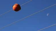 Cómo se llaman las bolas rojas de los cables de alta tensión y por qué son tan importantes