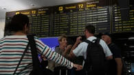 Me han cancelado un vuelo por el apagón: ¿puedo reclamar a la aerolínea que pague la noche de hotel y comida?