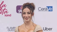 Lola Lolita reaparece tras la polémica con Nil Ojeda: arropada por su familia y con un vestido joya de más de 2.000 euros