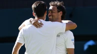 Después de cuatro horas y 37 minutos de batalla en Wimbledon, Fognini le pidió la camiseta a Alcaraz... Para su hijo