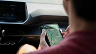 Por qué nunca deberías cargar el móvil en tu coche