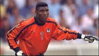 Muere Peter Rufai, el portero que no quiso reinar por jugar en el Deportivo