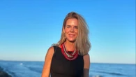 Amelia Bono ha agotado el vestido corto blanco de Zara que mejor resalta el bronceado