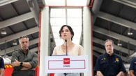 Así combina Isabel Díaz Ayuso el pantalón de rayas que rejuvenece a mujeres +45 en su visita a los bomberos de Las Rozas