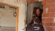 Okupa una vivienda afectada por la DANA y se muestra orgulloso al ser desalojado: “¿No tienes vergüenza?”