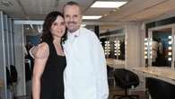 Ayuso apoya a Miguel Bosé con el vestido negro que nunca falla en las noches de verano