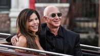 Este es el mensaje del bolso del último look de Lauren Sánchez para la fiesta final de su casamiento con Jeff Bezos