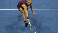 Alcaraz no para de inventar: así ha sido su fantástico punto, casi desde el suelo y resbalando en pista dura ante Opelka