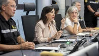 Robles ensalza la labor de los equipos de extinción y no descarta que se sumen más medios del Ejército, solo como apoyo logístico