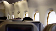 Auxiliar de vuelo advierte: "Casi todos los viajeros cometen este error después de embarcar"