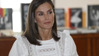 La Reina Letizia nos traslada directamente a Ibiza (y a las vacaciones) con la blusa blanca más boho y elegante