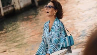 Naty Abascal disfruta de sus vacaciones en Grecia con total look blanco y zapatillas muy Letizia
