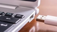 Se encuentra un USB en un tren con el mensaje "gratis para compartir” y esto es lo que había en su interior