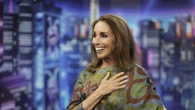 Ana Belén, la invitada perfecta a sus 74 años con un vestido satinado estampado en ‘El Hormiguero’