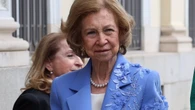 La Reina Sofía saca del armario el traje azul de la boda de Almeida y Teresa Urquijo para una noche de premios en Madrid
