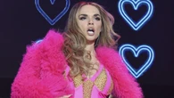 Melody vuelve a los escenarios como toda una diva vestida de rosa después del fiasco de Eurovisión 2025