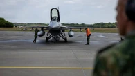 Países Bajos entrega "con nostalgia" sus últimos cazas F-16 a Ucrania
