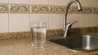 Si te vas de vacaciones debes dejar un vaso de agua junto al fregadero de tu casa: este es el motivo