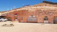 Un pueblo sobre una joya: este es el secreto de la ciudad australiana subterránea que vive bajo piedra