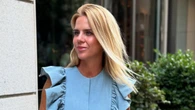 Amelia Bono apuesta por un mono denim con volantes: la prenda todoterreno que estiliza al instante