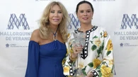 La invitada perfecta de agosto es Norma Duval a sus 68 años en Mallorca con un conjunto que estiliza al máximo