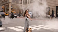 María Pombo se pasea por Nueva York con el conjunto de raya diplomática perfecto para ir a la oficina sin pasar calor