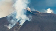 El Etna entra de nuevo en erupción con fuertes explosiones y una colada de material piroclástico