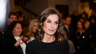 La Reina Letizia apuesta por la combinación más glamurosa en el Auditorio Nacional de Música: jersey de brillos combinado con pantalones con fajín