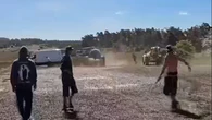 Un grupo de jóvenes invade a un agricultor para hacer una rave ilegal y acaban expulsados con tractores y excrementos