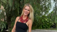Los días de playa en Marbella también son para vestidos 'halter' en color negro, palabra de Amelia Bono