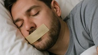 Los médicos advierten sobre los riesgos del "mouth taping": "Puedes llegar a asfixiarte"