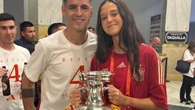Victoria Federica le copia el look a Leonor y Sofía con pantalones blancos y la camiseta de España para la fiesta de la selección en Cibeles
