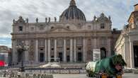 La Navidad en el Vaticano: un niño Jesús sobre una kufiya palestina y el Belén en un lago