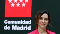 Ayuso tiene claro que esta blusa roja cruzada nunca falla en sus momentos más elegantes