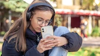 «Hay niños que están once horas delante de las pantallas»