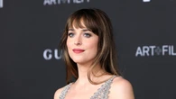 Dakota Johnson nos enseña el look playero del verano: esto es lo que tienes que ponerte para ir a la playa con su estilo