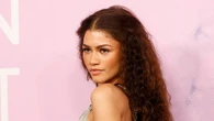 Zendaya revoluciona (y lidera) Los Ángeles con este vestido de flecos de Roberto Cavalli y su melena rizada más icónica