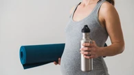 Los 10 mejores ejercicios con botellas de agua para fortalecer glúteos y piernas sin salir de casa