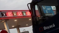 Un hombre en Los Ángeles se para a echar gasolina en plena persecución con la policía y aun así consigue escapar