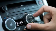 ¿Se ahorra más combustible encendiendo el aire acondicionado o bajando las ventanillas del coche? Un mecánico responde