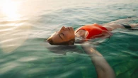 Los tres beneficios del agua de la playa parta nuestra piel en verano