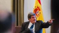 Escrivá, tras cocinar el informe anual para no criticar al Gobierno, defiende la independencia del Banco de España para actuar con "autoridad y credibilidad",
