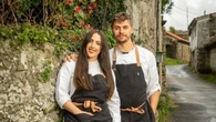 Dónde hacen check in Borja Piñeiro y Elia Pereira... En El Semáforo de Finisterre se rinden ante el longueirón