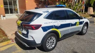 Caos en Elche: una mujer embiste coches patrullas, ataca a un policía y desata el pánico en plena carretera
