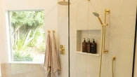 Se acabaron las duchas a ras de suelo, aquí está la nueva tendencia 2025 para baños