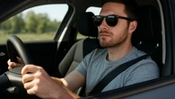 Las gafas de sol que no puedes llevar al volante: multas de hasta 200 euros