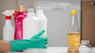 Vinagre blanco y vinagre de limpieza no son lo mismo: en qué se diferencian y cómo usarlos bien