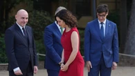 Ayuso e Illa mantienen la guerra de los pinganillos 24 horas después: "Nos quieren extranjeros en España"