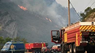 Francia mantiene la alerta máxima por un fuego "gigantesco" que amenaza con extenderse a España
