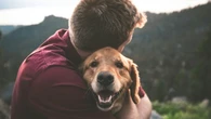 Por qué hablamos con nuestras mascotas como si fueran personas, según la psicología